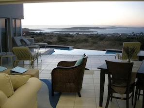 Habitación Deluxe, vistas al jardín | Piscina | Una piscina al aire libre