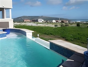Habitación Deluxe, vistas al jardín | Piscina | Una piscina al aire libre