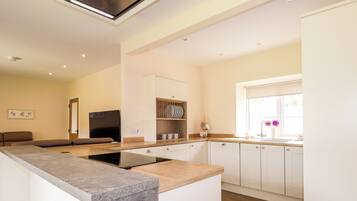 Cottage | Private kitchen | Dishwasher, cookware/dishes/utensils