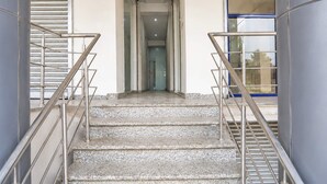 Una escalera con barandillas de metal que conduce a un espacio interior.