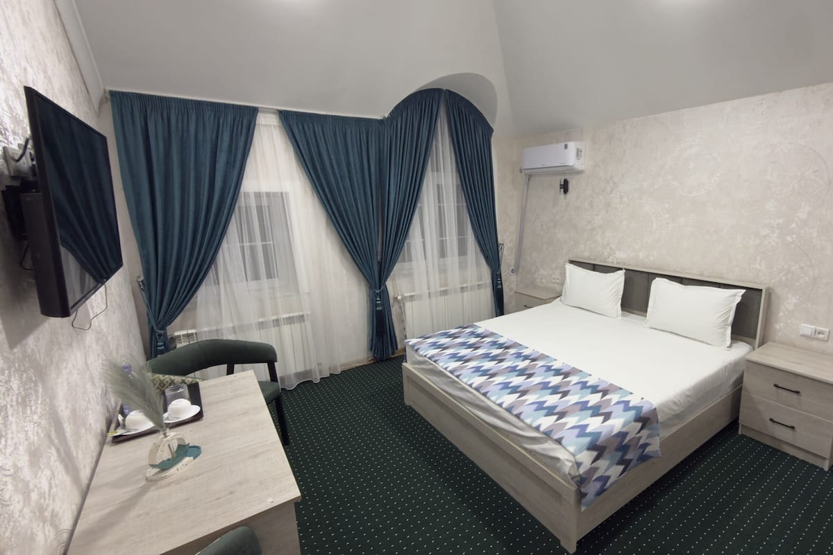 Standard Double Room | In-room safe, desk, laptop workspace, iron/ironing board (on request)