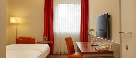 Een bureau, reisbedje, gratis wifi, beddengoed