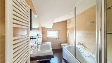 Apartment, Balkon, Meerblick | Badezimmer