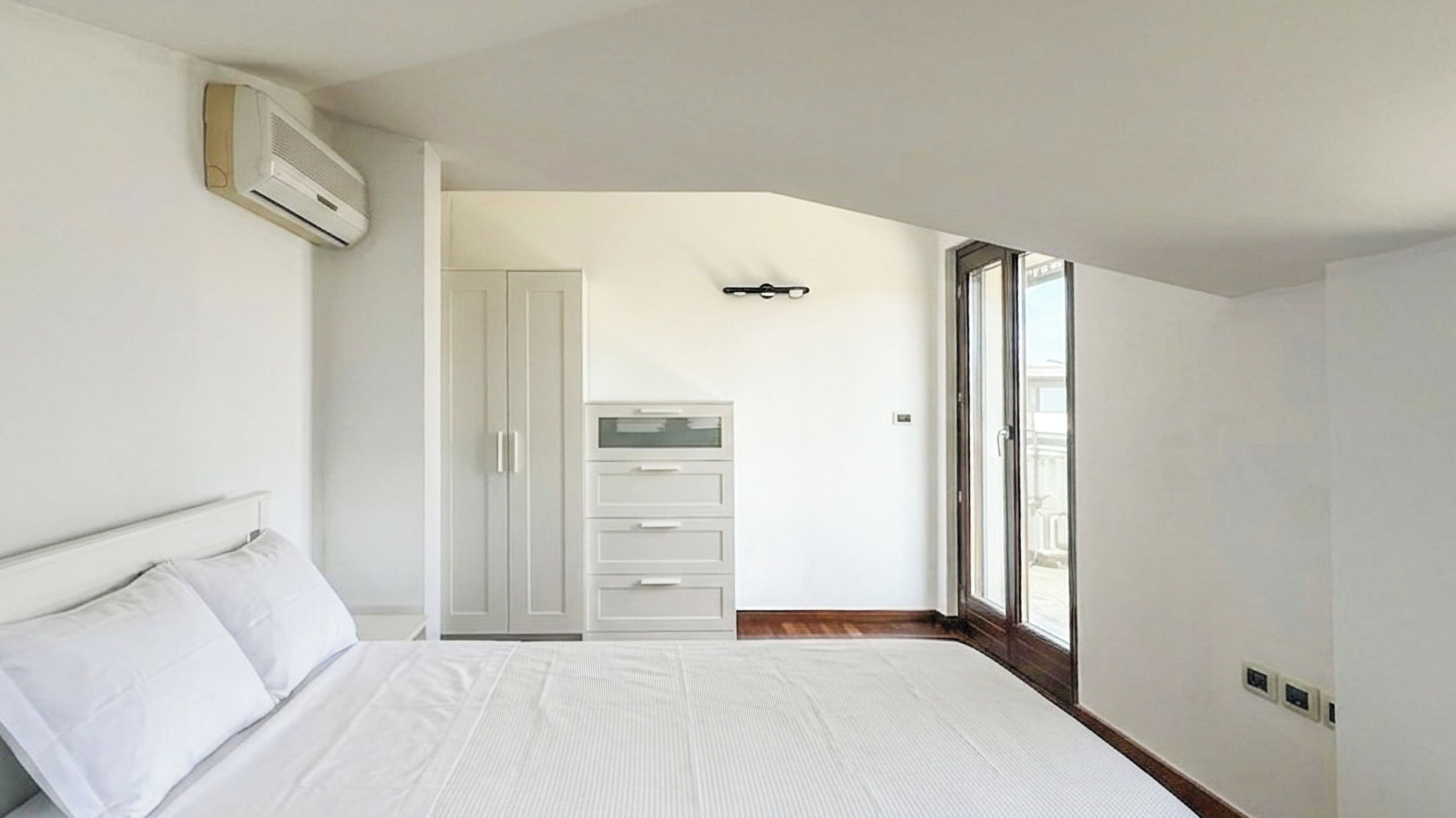 Apartment, Balkon, Meerblick | Bügeleisen/Bügelbrett, kostenloses WLAN