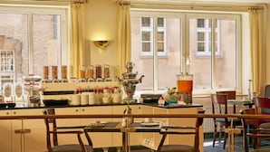 A hotel bar with a counter, chairs, and a view of the street. - Sunday Hotel Stade Widukind Superior Room (Stade)