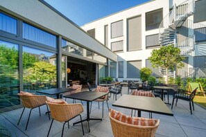 Outdoor dining - Sunday Hotel Bonn Standard Room (Bonn)