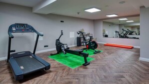 A gym with a treadmill, stationary bike, and elliptical machine. - Sunday Hotel Bonn Standard Room (Bonn)
