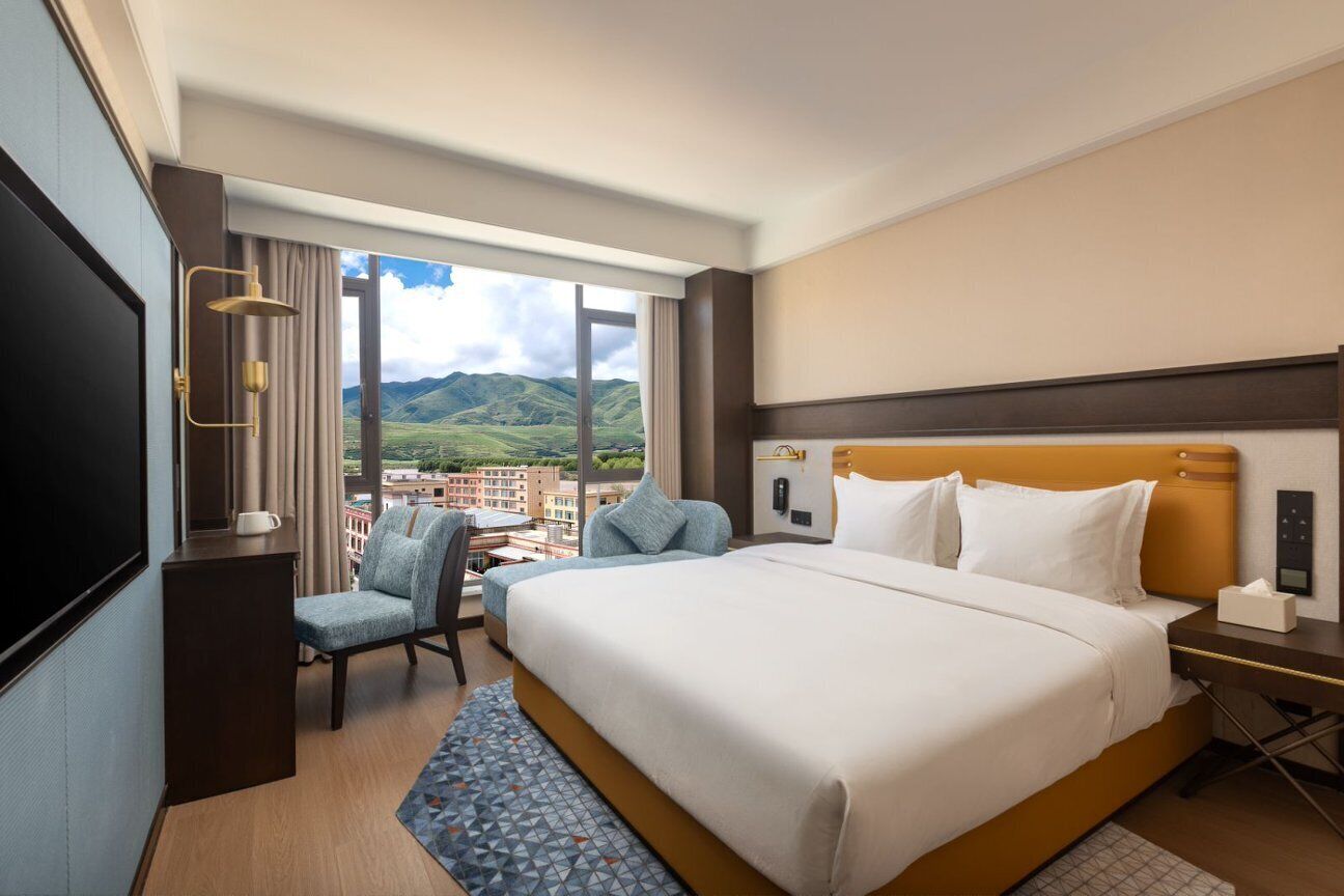 1 King Standard | Premium bedding, down duvets, desk, laptop workspace