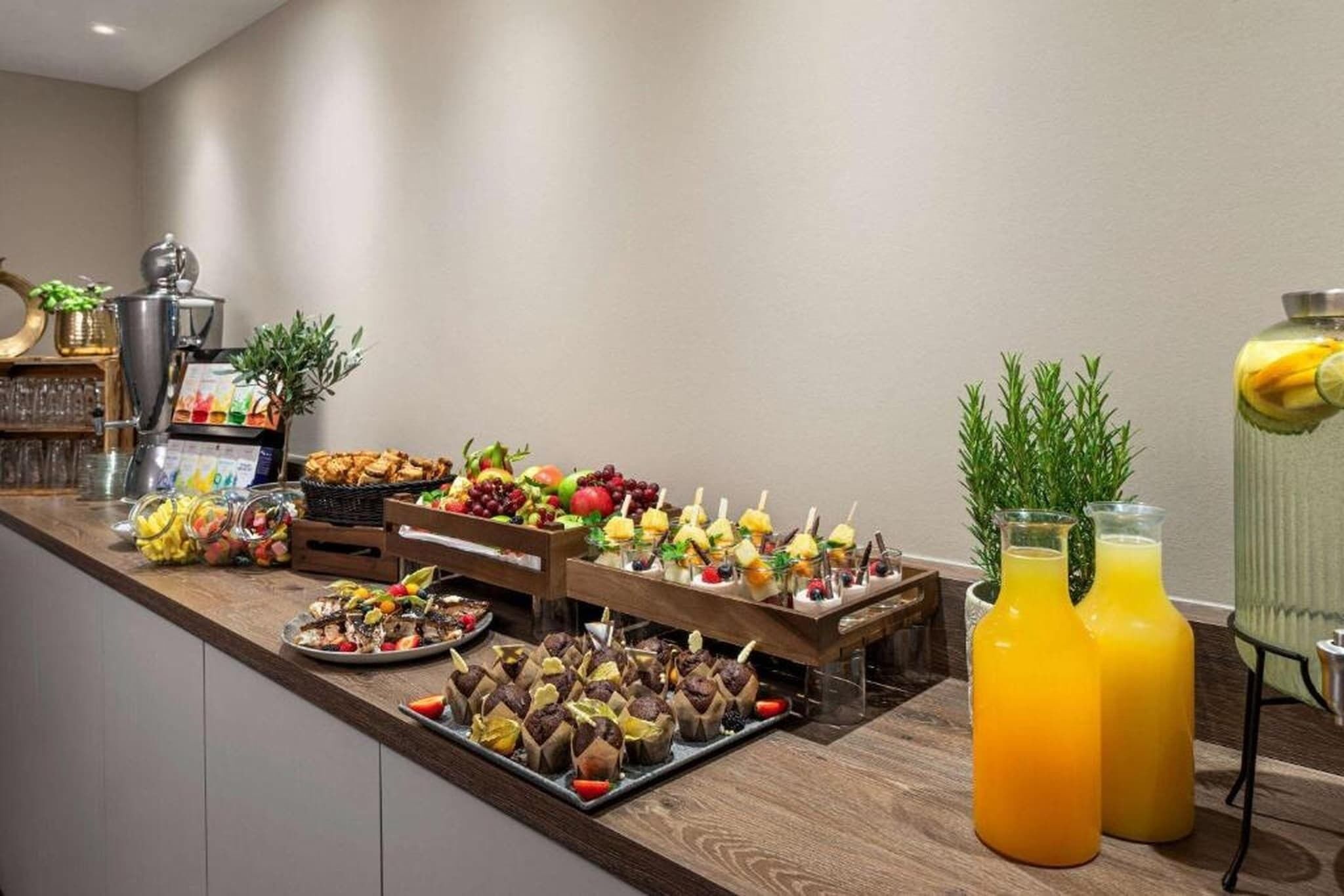 Een buffet met diverse gerechten en dranken.