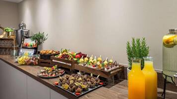 Een buffet met diverse gerechten en dranken.