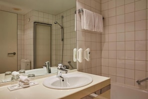 Shower, hair dryer - Sunday Hotel Leipzig-Halle Disability Access (Landsberg-Peißen)