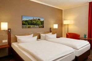 Desk, travel cot, free WiFi, bed sheets - Sunday Hotel Leipzig-Halle Twin Room (Landsberg-Peißen)