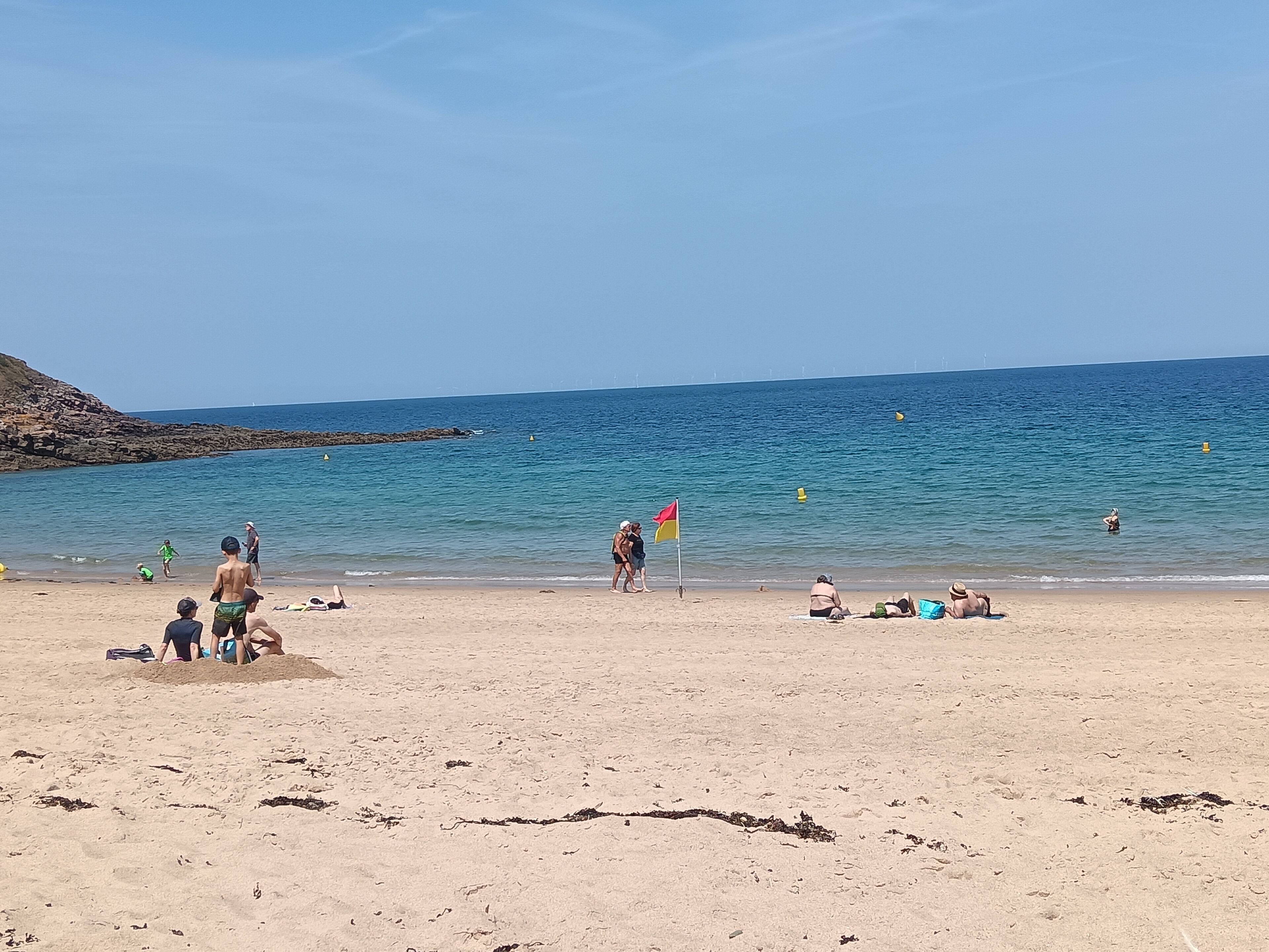 På stranden