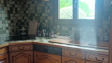 Cafetière/bouilloire, réfrigérateur, micro-ondes, four
