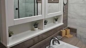 Een haardroger, een bidet, zeep