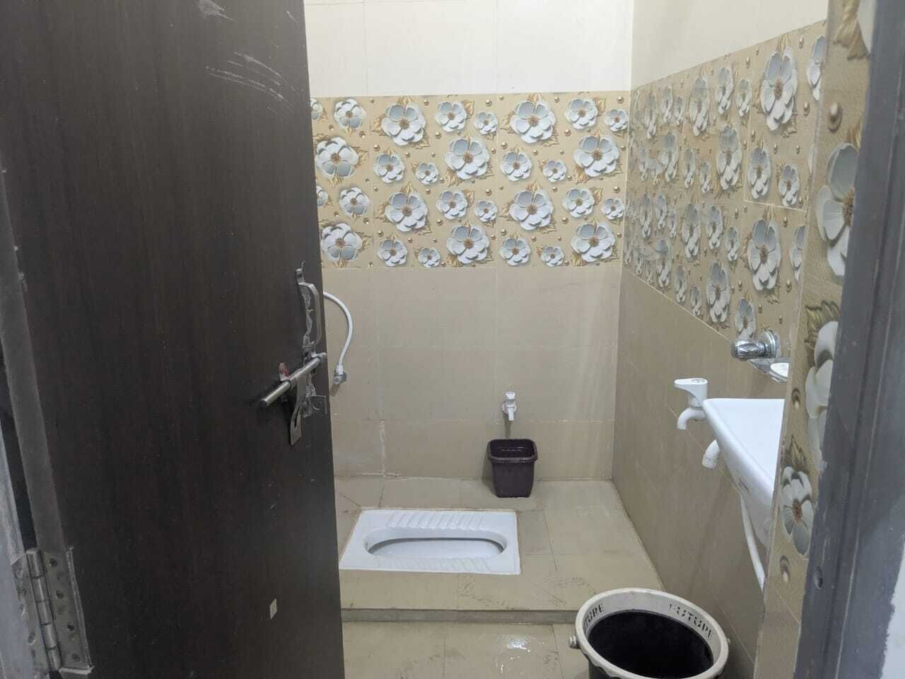 Standaard kamer | Badkamer | Een douche, gratis toiletartikelen, zeep, shampoo
