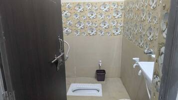 Standaard kamer | Badkamer | Een douche, gratis toiletartikelen, zeep, shampoo