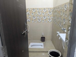 Standaard kamer | Badkamer | Een douche, gratis toiletartikelen, zeep, shampoo
