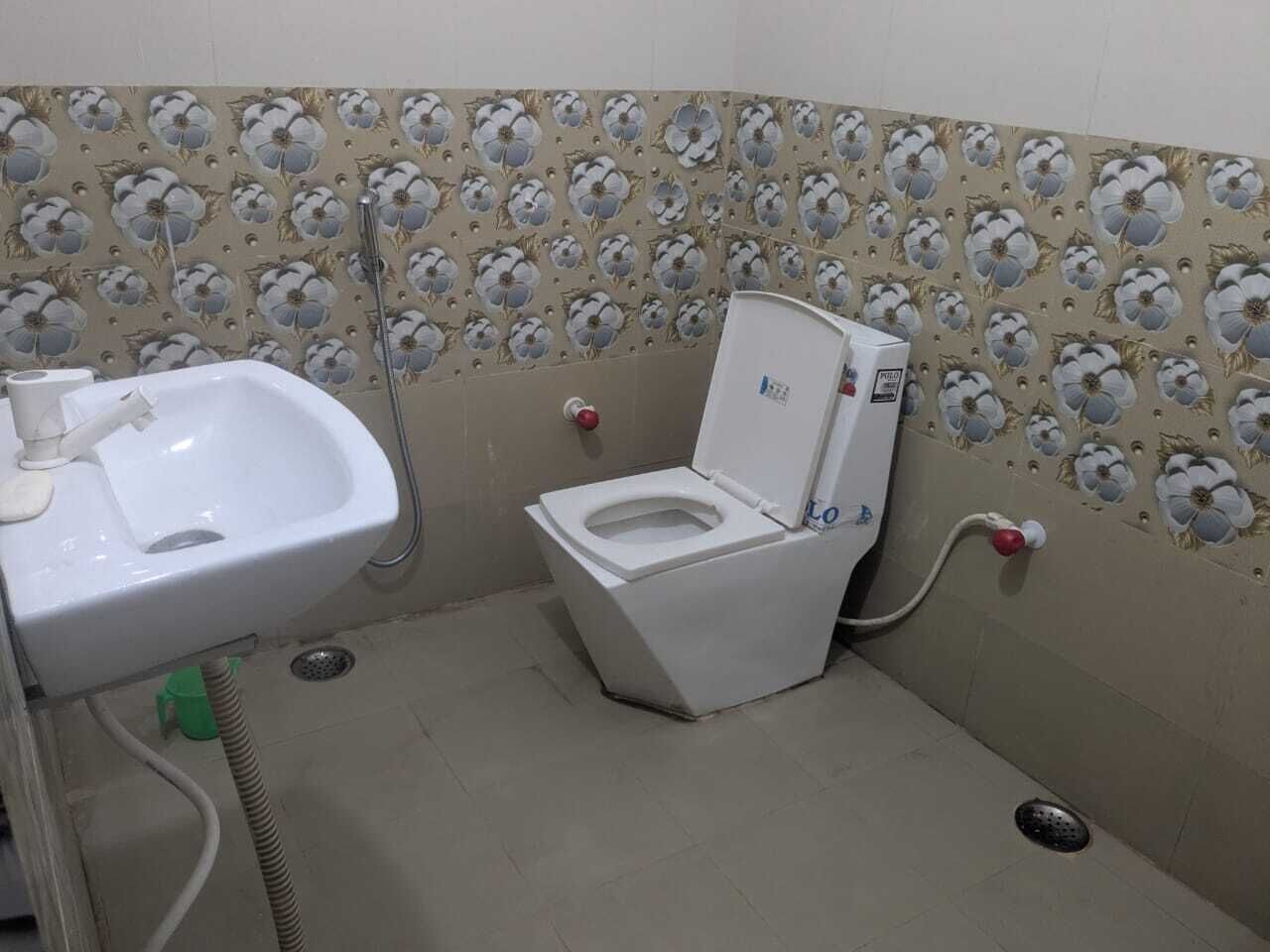 Shower, free toiletries, soap, shampoo