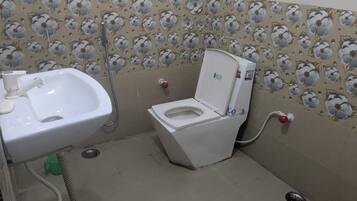Shower, free toiletries, soap, shampoo