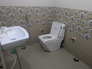 Shower, free toiletries, soap, shampoo - Hotel Vaibhav Mandapam (Robertsganj)