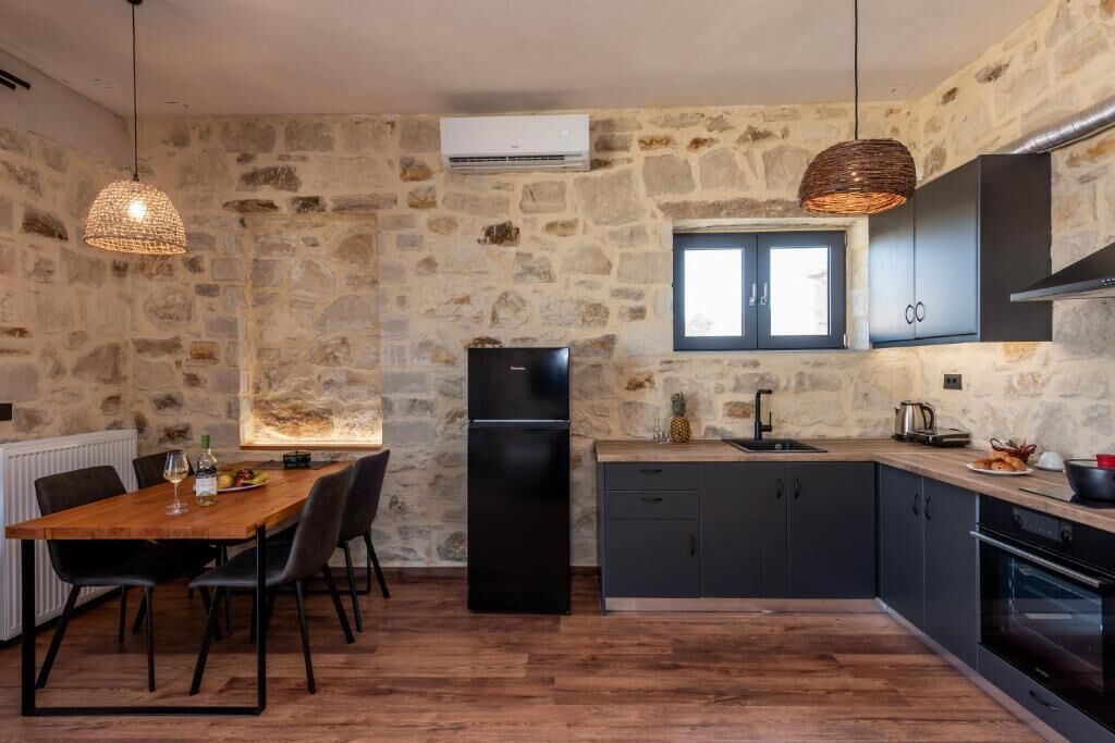 Vila superluxo, sacada, vista para a cidade | Cozinha privada | Frigobar, fogão, cooktop, cadeirão de bebê