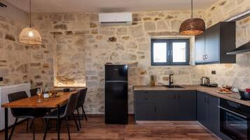 Vila superluxo, sacada, vista para a cidade | Cozinha privada | Frigobar, fogão, cooktop, cadeirão de bebê