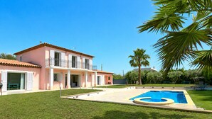 A two-story house with a swimming pool, a balcony, and a well-maintained lawn. - Modern Villa in a Quiet Location, 10' from the Center (Antibes)