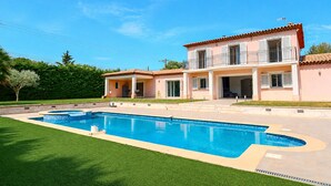 A two-story house with a swimming pool, a balcony, and a well-maintained lawn. - Modern Villa in a Quiet Location, 10' from the Center (Antibes)