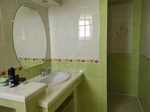 Ducha, artículos de tocador ecológicos, secador de pelo, papel higiénico