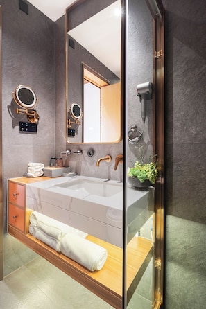 ห้องเบสิกทริปเปิล, วิวสวนหย่อม | ห้องน้ำ | ฝักบัว, ของใช้ในห้องน้ำฟรี, ไดร์เป่าผม, ร  องเท้าสวมภายในห้อง