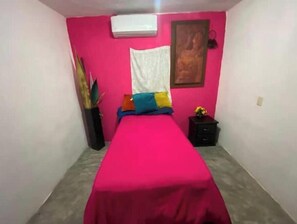 3 habitaciones, tabla de planchar con plancha y ropa de cama 