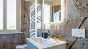 Dusche, Haartrockner, Bidet, Handtücher