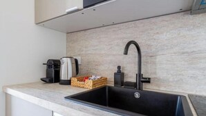 Kühlschrank, Mikrowelle, Kaffeemühle, Kochgeschirr/Geschirr/Besteck