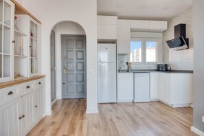 Wasserkocher mit Kaffee-/Teezubehör, Kühlschrank, Geschirrspüler