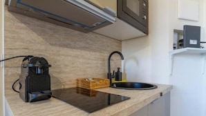 Fridge, microwave, coffee grinder, cookware/dishes/utensils - Mercato Centrale | New Apartment (Milano)