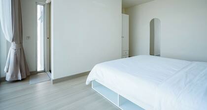 Nordic Minimal 3BR Tub • Near Impact Arena • DMK