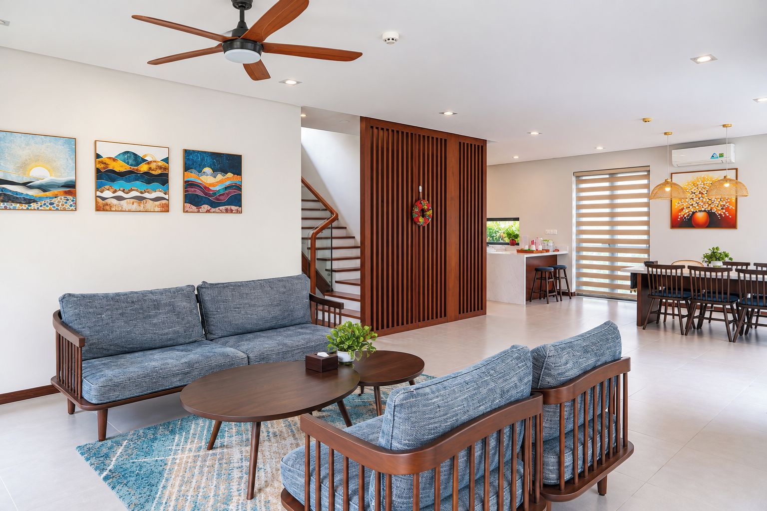 Una sala de estar moderna con sofá, mesa de centro y comedor con sillas y mesa.
