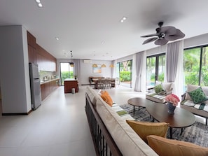 Villa, 4 soverom, privat basseng, strandutsikt | Oppholdsområde | En 42-tommers Flatskjerm-TV med digitale kanaler