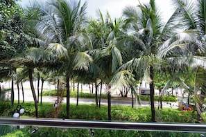 A view of a street lined with palm trees and a clear sky. - Sonasea Villas Collection Long Beach Phu Quoc (Phu Quoc)