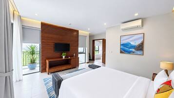 Habitación de hotel moderna con una cama grande, un televisor de pantalla plana montado en una pared de paneles de madera, un cuadro de una escena marina y un balcón con una planta en maceta.