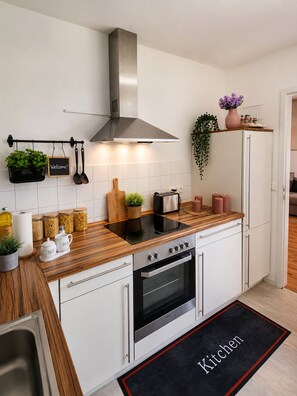 Private kitchen - Comfortable 2-Bedroom Apartment with Balcony – Fully Equipped for Relaxing Stay (Dresden)