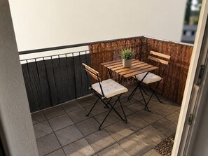 Outdoor dining - Comfortable 2-Bedroom Apartment with Balcony – Fully Equipped for Relaxing Stay (Dresden)