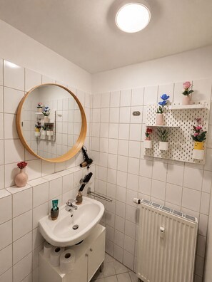 Bathroom - Comfortable 2-Bedroom Apartment with Balcony – Fully Equipped for Relaxing Stay (Dresden)