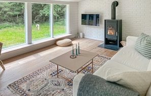 TV, fireplace - Lovely home in Jerup with WiFi (Jerup)