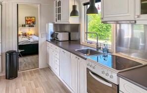 Coffee/tea maker, fridge, microwave, stovetop - 3 bedroom nice home in Hals (Hals)