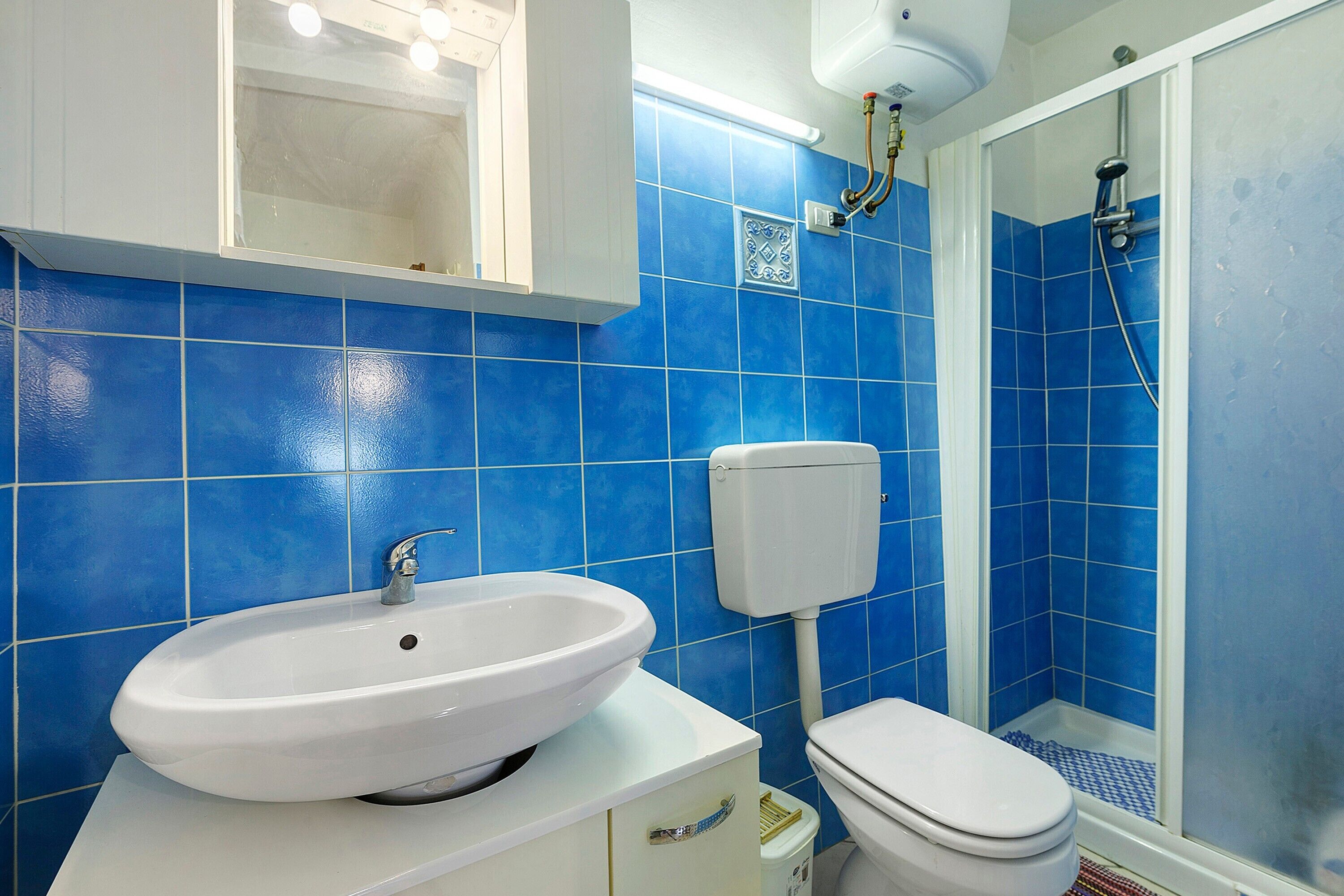 Douche, sèche-cheveux, serviettes fournies