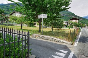 A road with a sign indicating directions to a dental studio and a commercialist. - Studio 'Il Nido di Quincod' with Mountain View (Quincod)