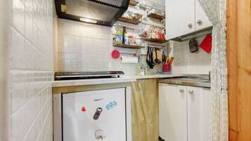 Fridge, oven, stovetop, toaster