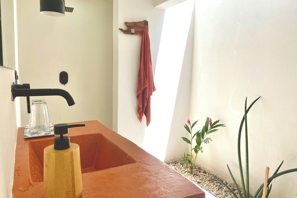 Deluxe Studio | Bathroom | Free toiletries, towels, soap, shampoo